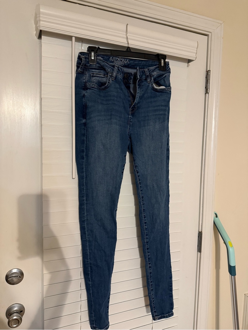 Arizona Jean Company Women's Skinny Jeans in Medium Blue Wash